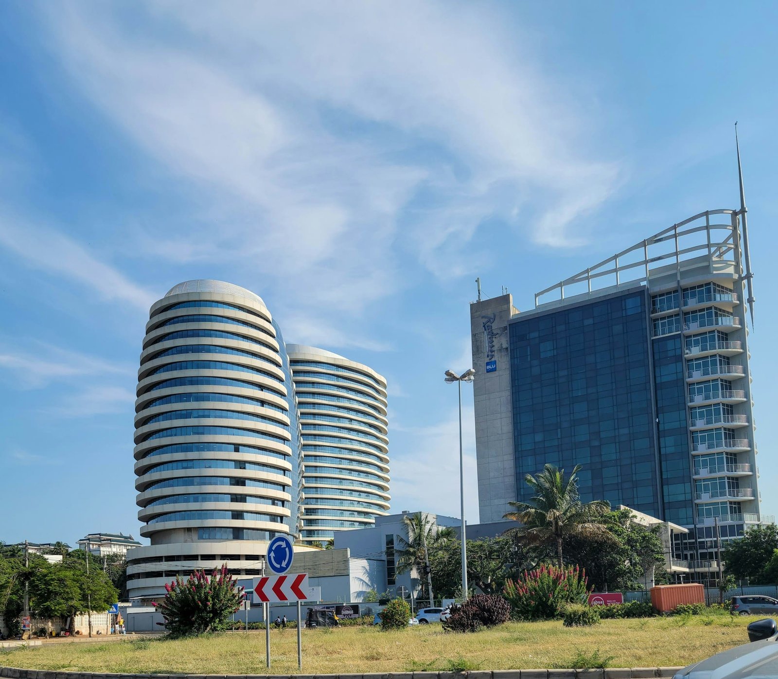 Torres da baixa de Maputo vistas da Marginal, com palmeiras em primeiro plano.